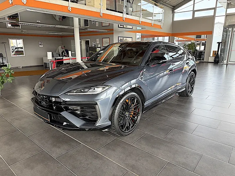 Lamborghini Urus in Grau (Grigio Crater)